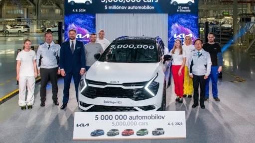 Grupo con coche celebrando la producción de 5,000,000 autos.