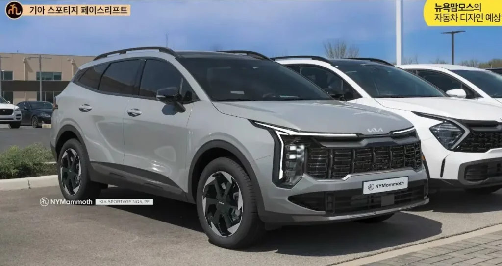 Automóviles Kia Sportage estacionados en un lote al aire libre.