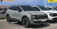 Automóviles Kia Sportage estacionados en un lote al aire libre.