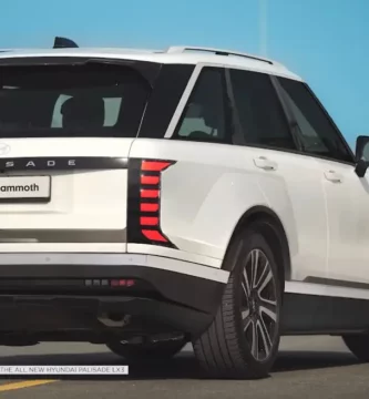 SUV Hyundai Palisade, color blanco, estacionada en exterior.