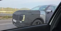 Automóvil camuflado en prueba circulando por carretera.