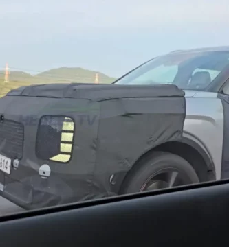 Automóvil camuflado en prueba circulando por carretera.