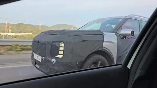 Automóvil camuflado en prueba circulando por carretera.