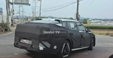 Auto camuflado en pruebas por una carretera urbana.