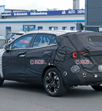 Auto camuflado en la calle, probablemente un prototipo en pruebas.