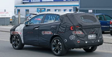 Auto camuflado en la calle, probablemente un prototipo en pruebas.