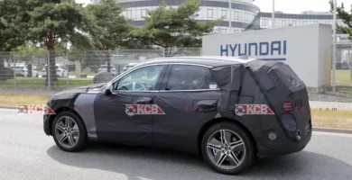 Vehículo camuflado frente a edificio Hyundai, en fase de prueba.