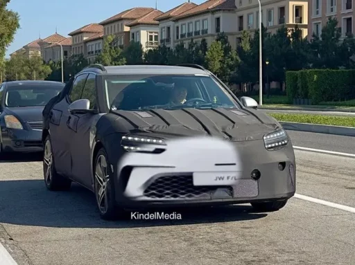 Coche camuflado en una calle con edificios de fondo.