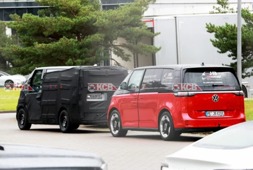 Dos vehículos estacionados, uno camuflado y otro rojo.