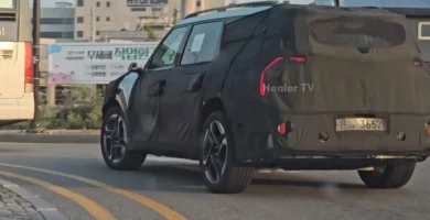 SUV en pruebas con camuflaje en una calle urbana.