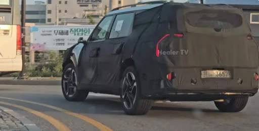 SUV en pruebas con camuflaje en una calle urbana.