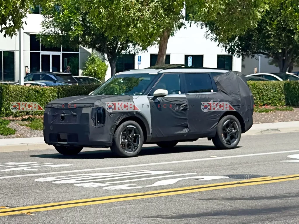 SUV camuflado en prueba, transitando en una calle urbana.