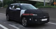 Prototipo de SUV camuflado en carretera.