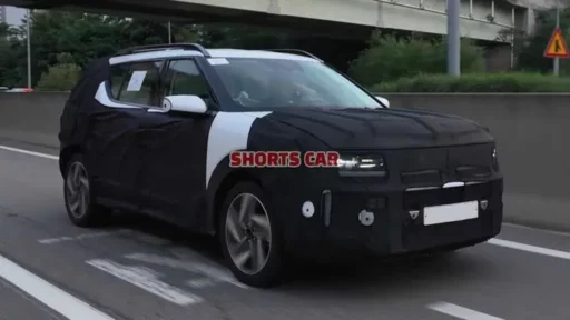 Prototipo de SUV camuflado en carretera.