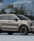 SUV moderna color gris frente a ventanales reflectantes.