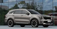 SUV moderna color gris frente a ventanales reflectantes.