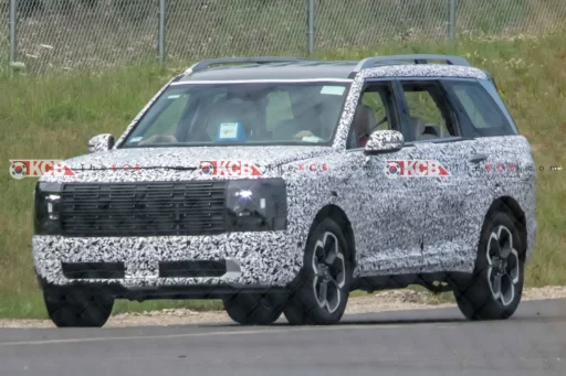 Auto SUV camuflado en fase de pruebas cerca de una carretera.