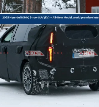 SUV Hyundai IONIQ 2025 camuflado en pruebas sobre nieve.