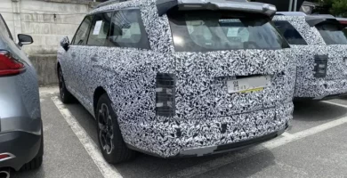 Vehículo camuflado en un estacionamiento, probablemente en fase de pruebas.