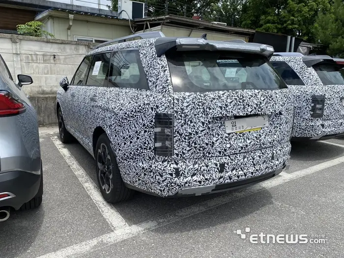 Vehículo camuflado en un estacionamiento, probablemente en fase de pruebas.