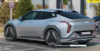 Auto eléctrico KIA EV4 estacionado, con diseño moderno y futurista.