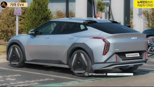 Auto eléctrico KIA EV4 estacionado, con diseño moderno y futurista.