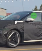 Automóvil camuflado en pruebas de conducción en una carretera urbana.