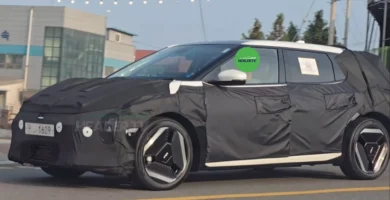 Automóvil camuflado en pruebas de conducción en una carretera urbana.