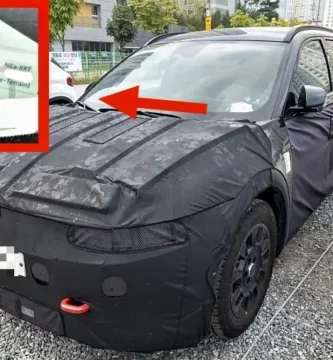 Un automóvil camuflado estacionado, con una flecha roja apuntando a una nota.