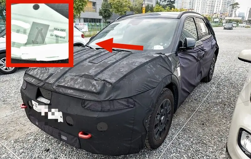 Un automóvil camuflado estacionado, con una flecha roja apuntando a una nota.