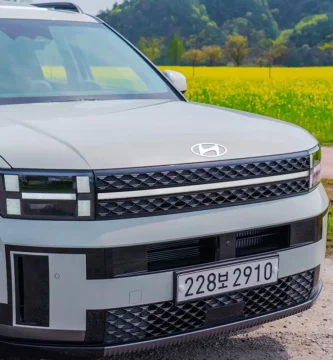 Parte delantera de un automóvil Hyundai en un campo.