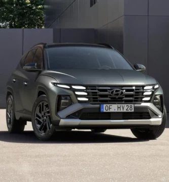 SUV gris estacionado frente a edificio moderno.