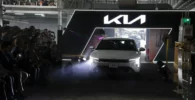 Presentación de un automóvil KIA K4 en una fábrica.