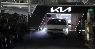 Presentación de un automóvil KIA K4 en una fábrica.