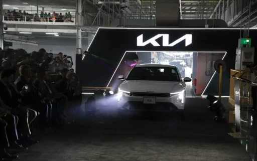 Presentación de un automóvil KIA K4 en una fábrica.