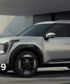 SUV eléctrico futurista Kia EV9 2025 en estacionamiento moderno.