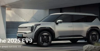 SUV eléctrico futurista Kia EV9 2025 en estacionamiento moderno.