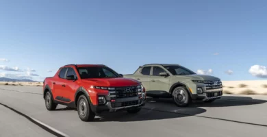 Dos camionetas Hyundai, una roja y otra gris, circulan por una carretera.