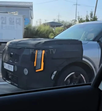 Vehículo camuflado en carretera, posiblemente en pruebas o desarrollo.