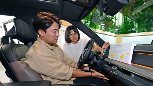 Dos personas examinan el interior de un automóvil.