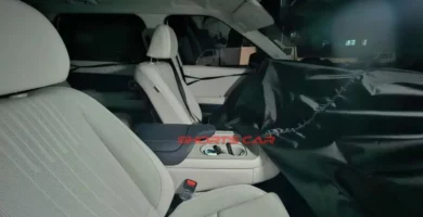 Interior de un automóvil con asientos de cuero blanco.