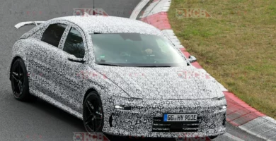 Automóvil camuflado en una pista de carreras con diseño de prototipo.