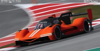 Coche de carreras naranja en una pista de circuito.