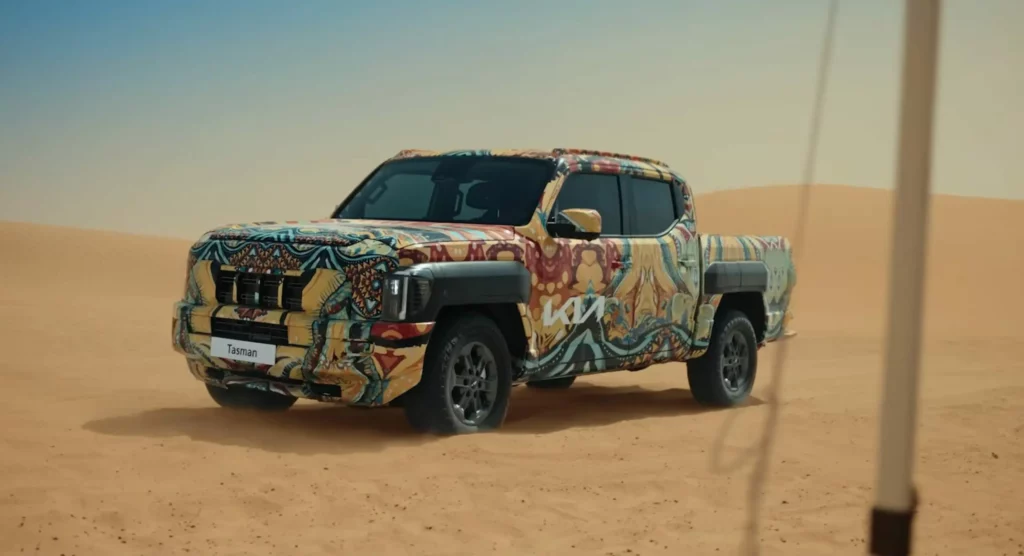 Camioneta con diseño colorido en un desierto con cielo despejado.