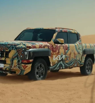 Camioneta con diseño colorido en un desierto con cielo despejado.