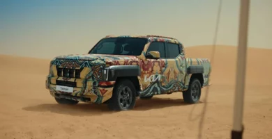 Camioneta con diseño colorido en un desierto con cielo despejado.