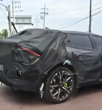 Auto camuflado en una calle residencial durante pruebas.