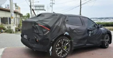 Auto camuflado en una calle residencial durante pruebas.