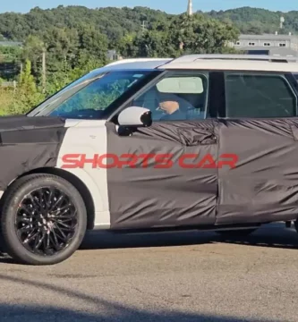 Prototipo de SUV con camuflaje negro siendo probado en la calle.