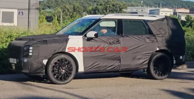 Prototipo de SUV con camuflaje negro siendo probado en la calle.